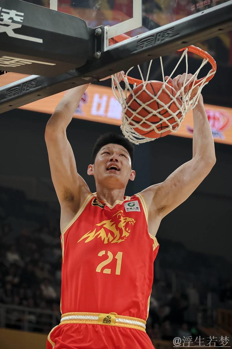 胡金秋见证广厦总冠军旗帜升起，感动落泪